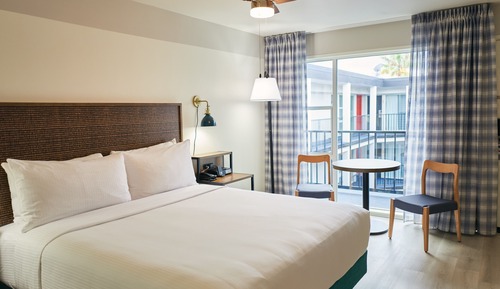 Deluxe Room, 1 King Bed, Non Smoking, Pool Access