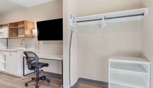 Standard Studio, 1 King Bed, Non Smoking, Refrigerator & Microwave