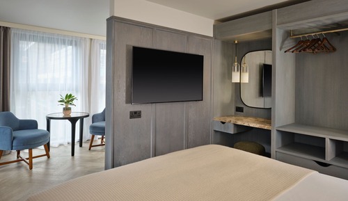 Junior Suite, 1 King Bed, Balcony, City View