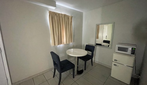 Basic Room, Smoking