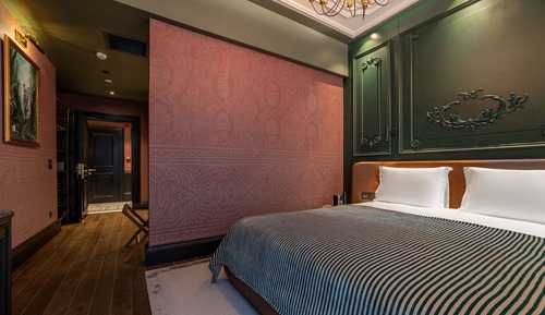 Deluxe Room, 1 Queen Bed, View
