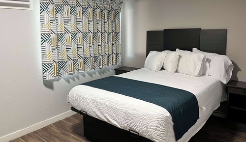 Deluxe Room, 1 Queen Bed, Non Smoking, Refrigerator & Microwave