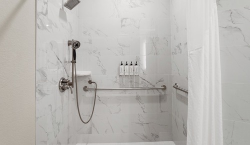 Standard Room, 2 Queen Beds, Roll-in Shower (Roll-In Shower)