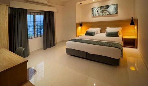 Eiffel Deluxe Suite