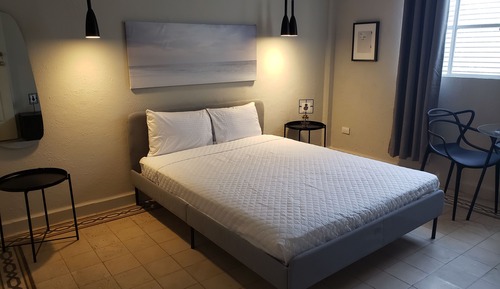 Executive Room, 1 Queen Bed, Shared Bathroom