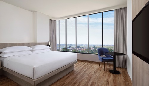 Deluxe Room, 1 King Bed, City View, Corner