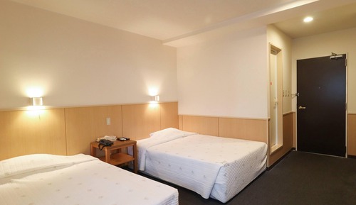 Twin Room, Smoking