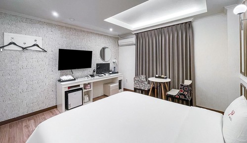 Room (Deluxe (Free Netflix Massage Mattress)