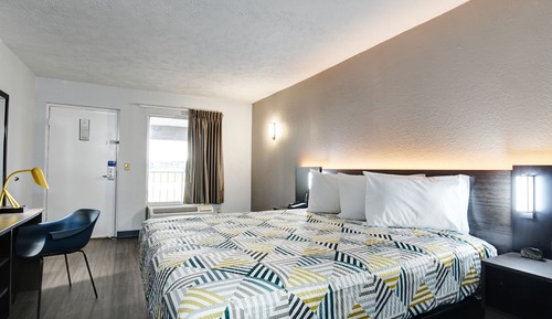 Standard Room, 1 King Bed, Non Smoking, Kitchenette