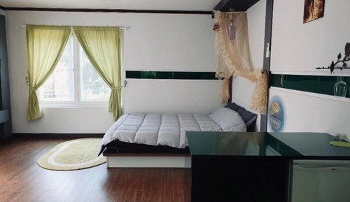 Room (Green)