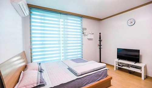 Room (Room 302)