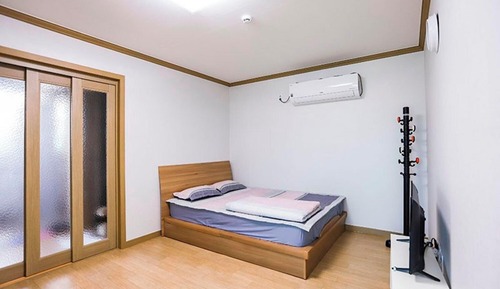 Room (Room 201)