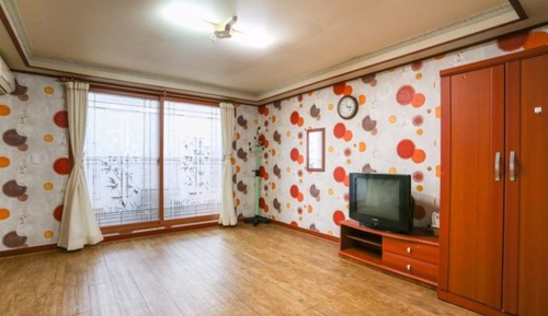 Room (Room 305)
