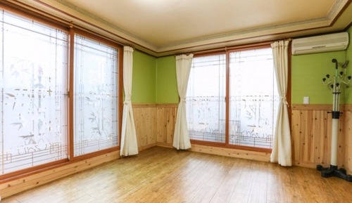 Room (Room 301)