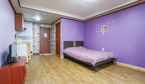 Room (Room 202)
