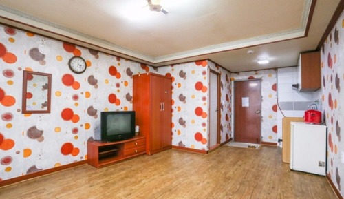 Room (Room 304)