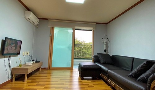 Room (Room 302)