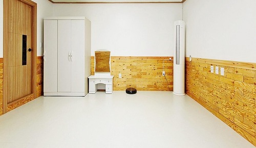 Room (101)