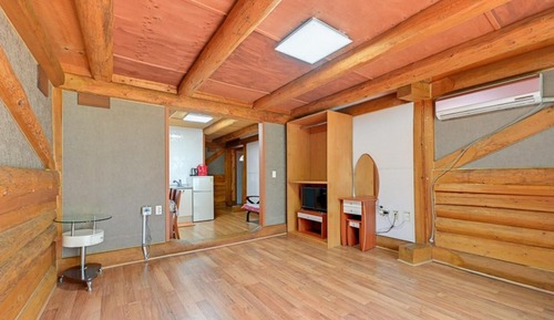 Room (Pine tree)