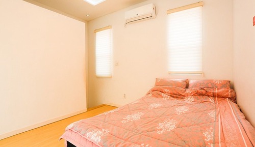 Room (Rainbow )