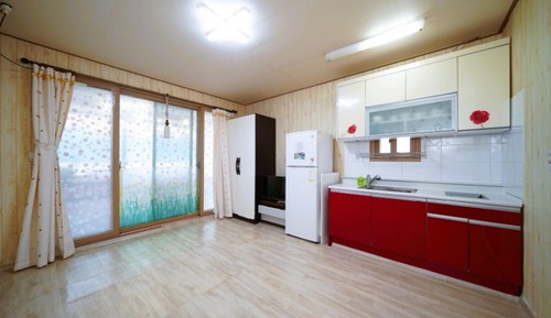 Room (Coral (Haneuldong))