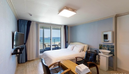 Room (Room 301 (Whirlpool Spa))