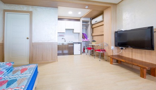 Room (Room 102)
