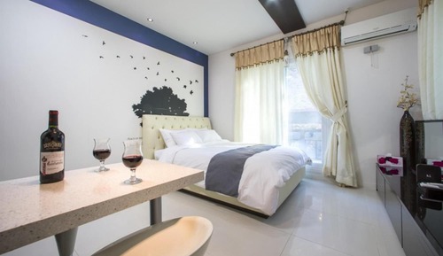 Room (White)
