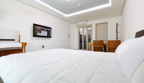 Room (Room 102)