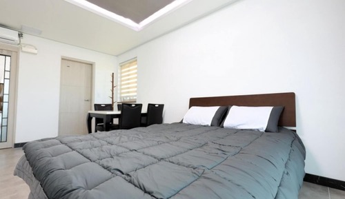 Room (Room C101)
