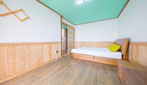 Room (402 (46m two-room))