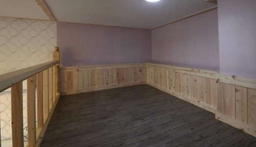 Room (Room 102)