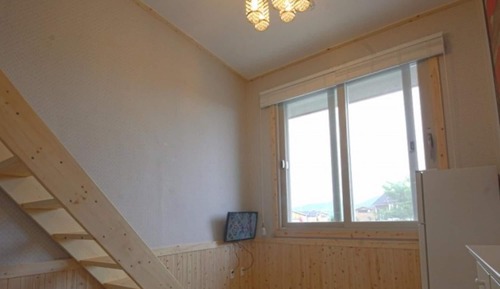 Room (Room 103)