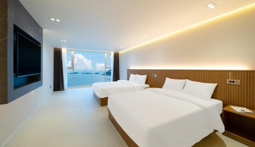 Room (Hotel Deluxe Room 201 (Cooking not al)