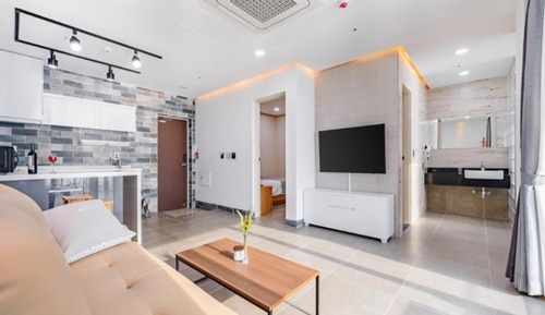 Room (52-103 suite)