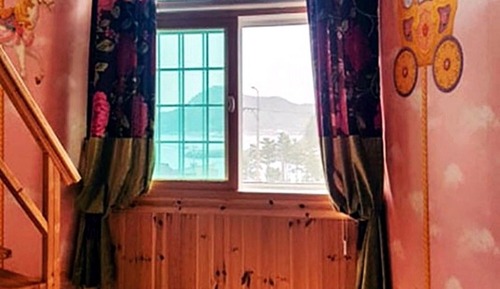 Room (Geranium)