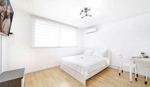Room (Studio 204)