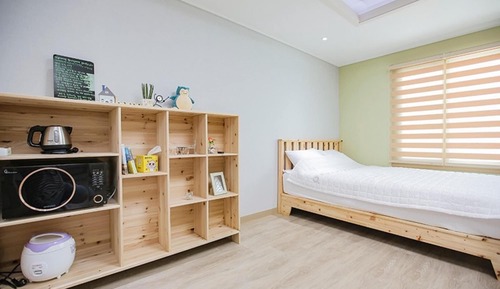 Room (Room 203)