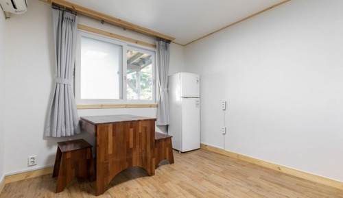 Room (Room 201)