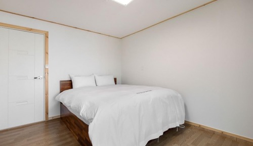 Room (Room 301)