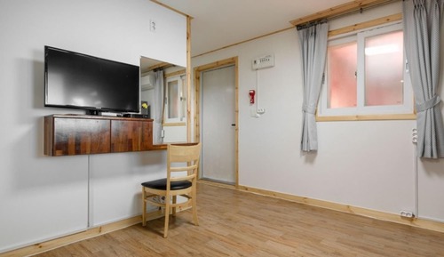 Room (Room 202)