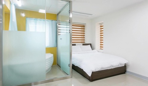 Room (B201)