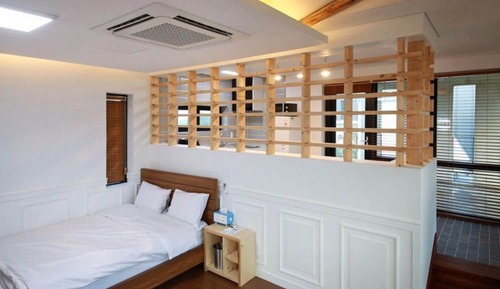 Room (Room 104)