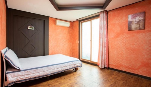 Room (Dandelion)