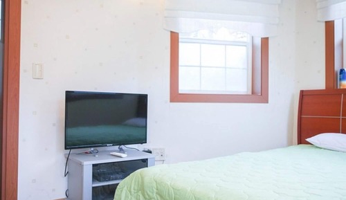 Room (Room 201)