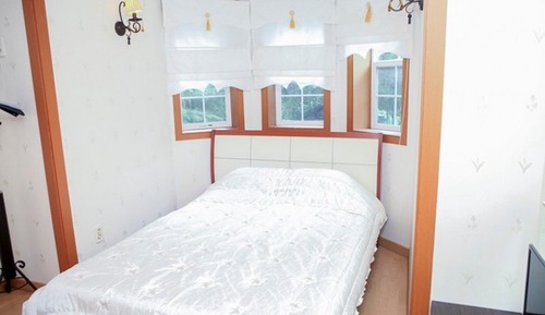 Room (Room 103)