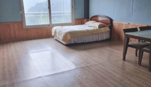 Room (Room 201)