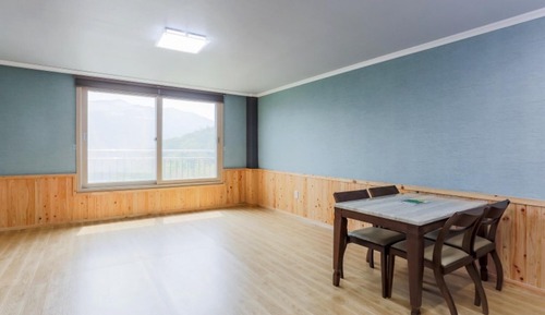 Room (Room 202)