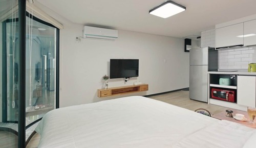 Room (3-C)