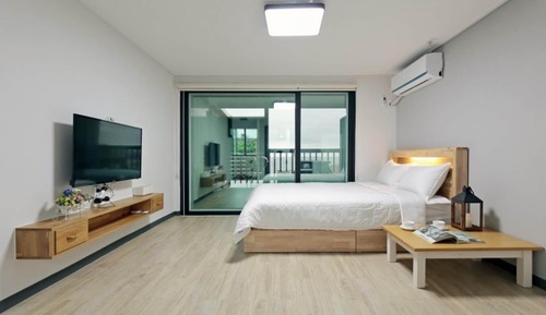 Room (3-D)